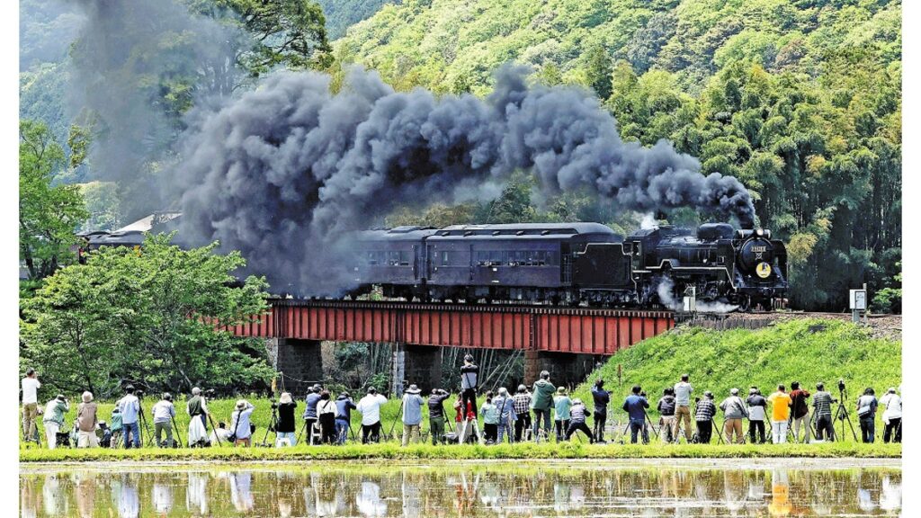 [ニュース] ＧＷ後半４連休スタート…華やかなパレードにＳＬからの景色、晴天で各地にぎわう