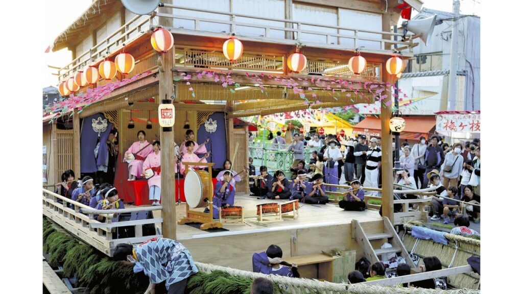 [ニュース] 水郷・柳川市の掘割に浮かぶ舟舞台「沖端水天宮大祭」…２００ｍ移動しながらお囃子や演芸奉納