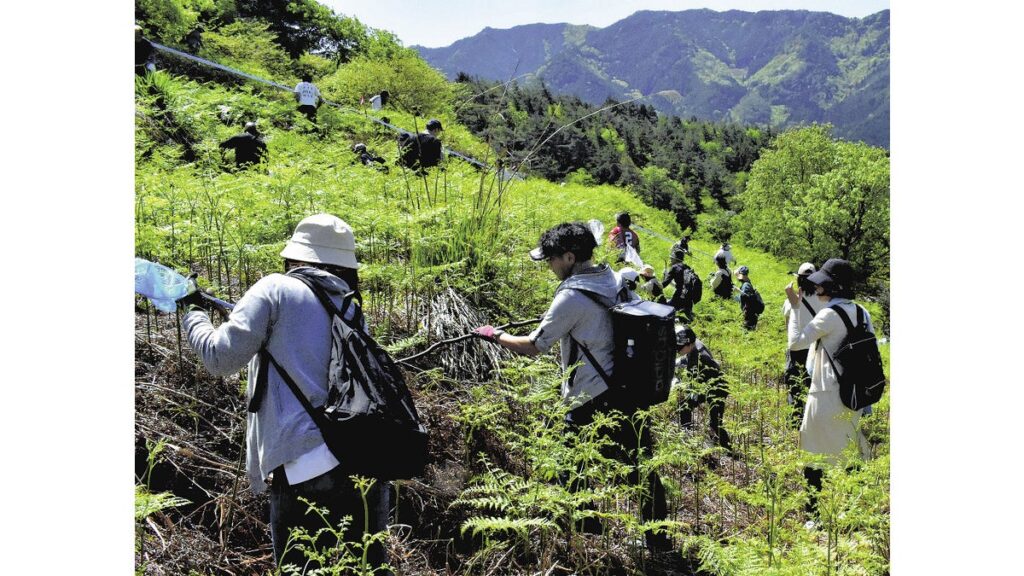 [社会] ツチノコを探せ、参加者８００人が捜索…毎年加算され賞金は１３２万円