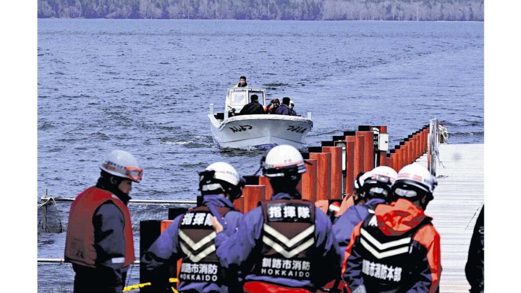 [社会] 阿寒湖２人乗りボート遭難、湖内で男性発見…行方不明の３０代男性か