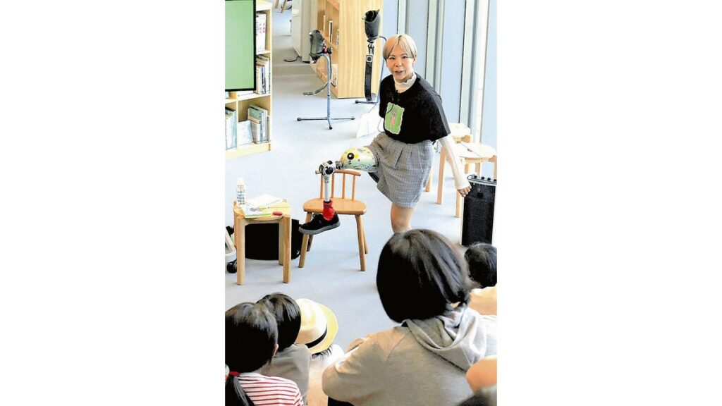 [社会] 「どこが一緒でどこが違うのか知って」…義足のパラ陸上選手・前川楓さん、自作の絵本で読み聞かせ