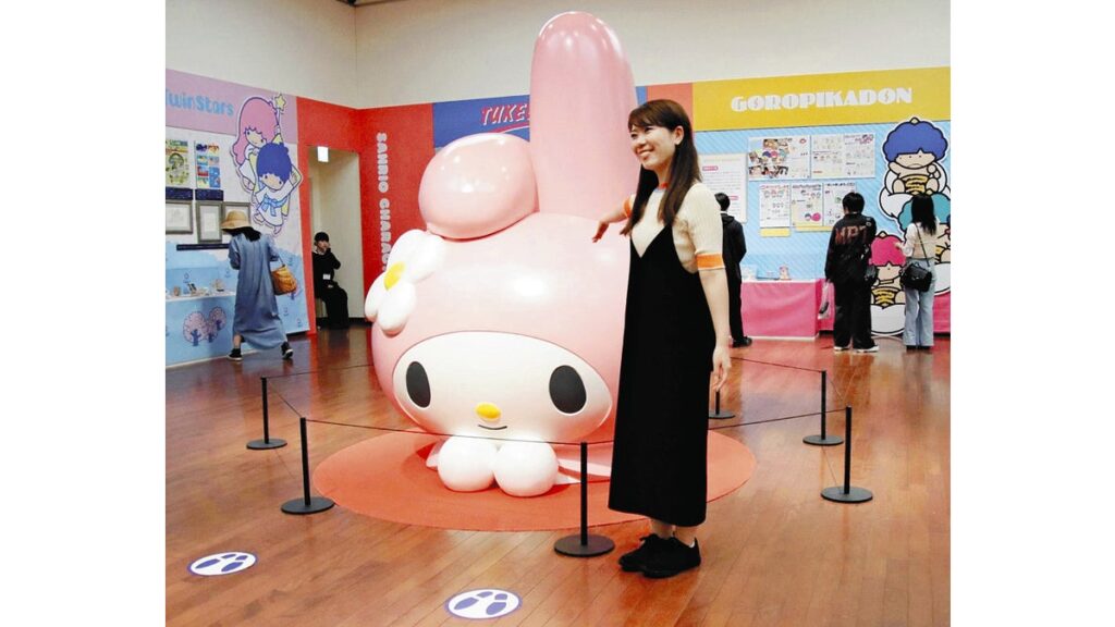[ニュース] 「ハローキティ」生活用品に描かれ、子どもと共に過ごす存在に…「カワイイ文化」たどるサンリオ展