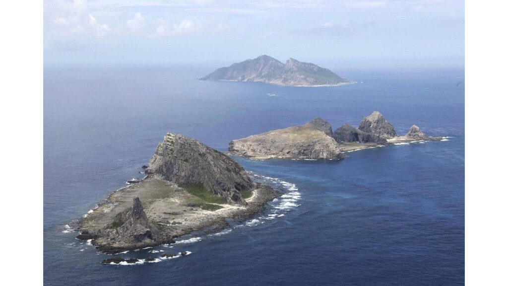 [社会] 尖閣諸島・南小島沖の領海内に中国海警局の船４隻が一時侵入…領海侵入は４月２７日以来