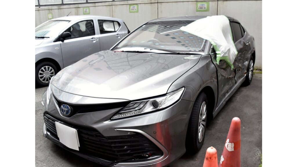 [社会] 自家用車を赤色灯で覆面パトに偽装、車内マイクで「交差点に進入します」…事故起こした男２人を逮捕