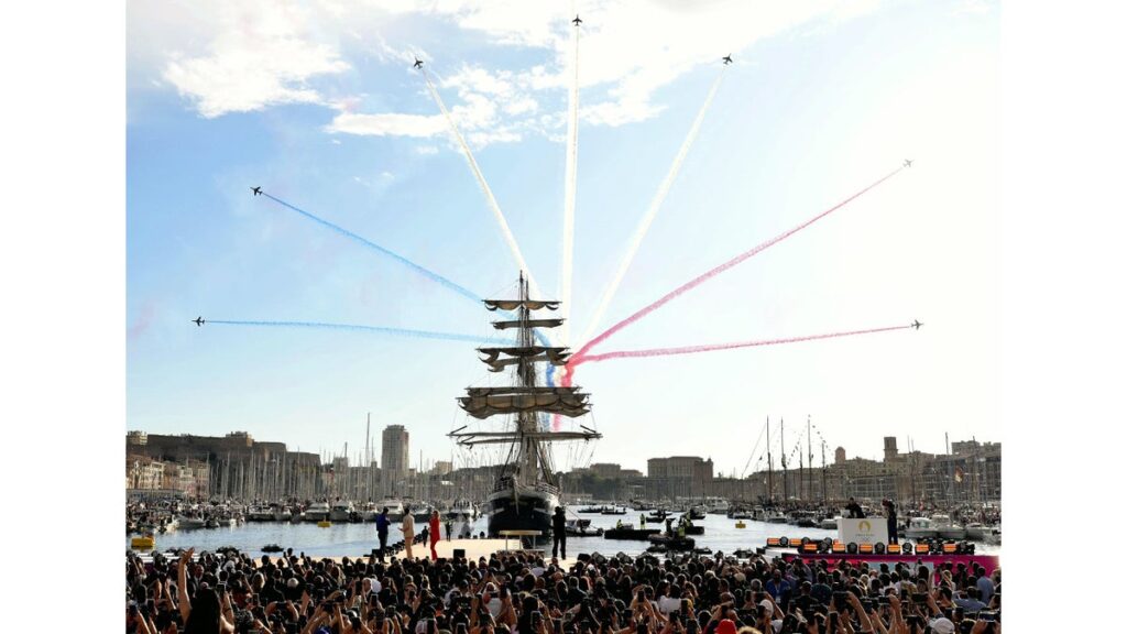 [パリオリンピック２０２４] パリ五輪の聖火、ギリシャからフランスに上陸…１５万人が見守る