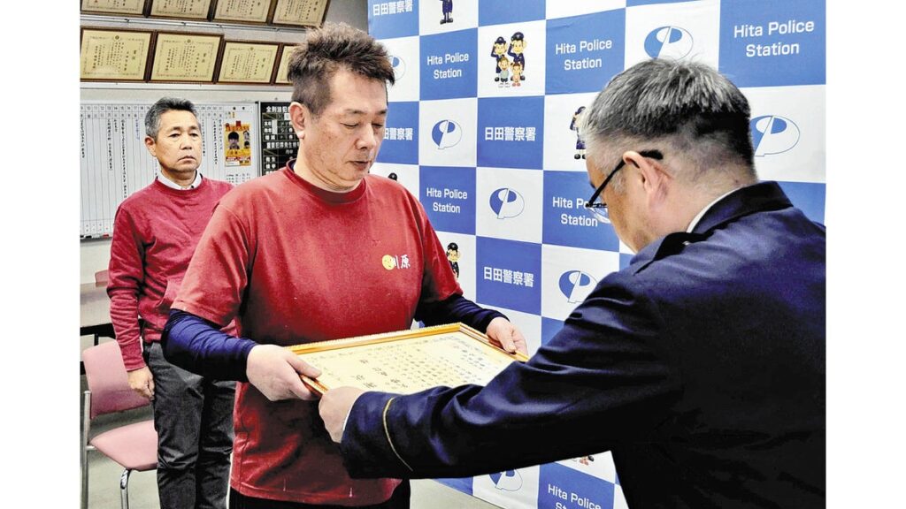 [ニュース] はだしで歩く男児、理髪店の鏡越しに見つけ「尋常ではない」…迷子の６歳保護で男性2人に感謝状