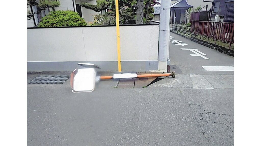 [ニュース] カーブミラー倒れ男児軽傷
