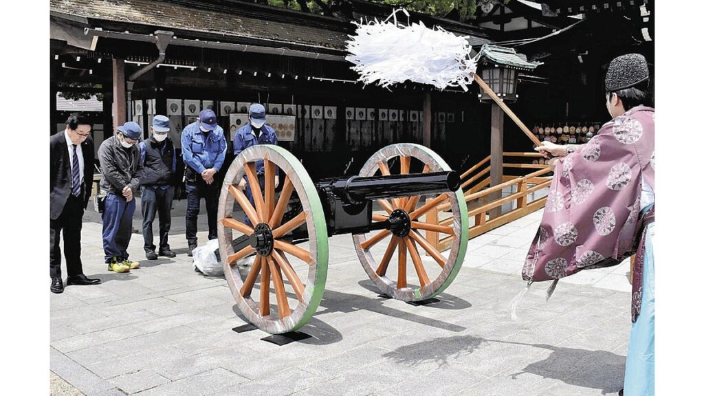 [ニュース] 佐賀藩の「アームストロング砲」が佐嘉神社に再び…砲身１・８５ｍのレプリカ３５年ぶり補修