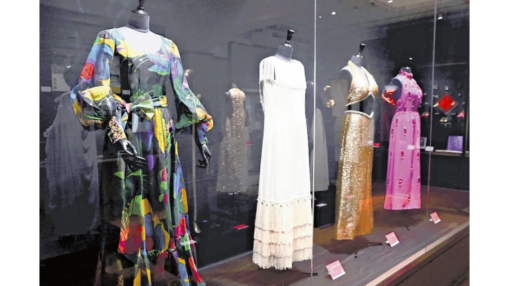 [エンタメ・文化] シャンソンの女王・越路吹雪、こだわりの衣装…生誕１００年企画展