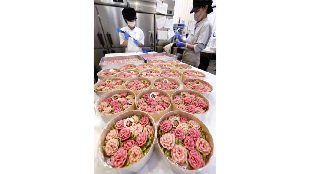 [ニュース] 「母の日」を前に、おはぎ作りピーク…カーネーションの花をかたどる