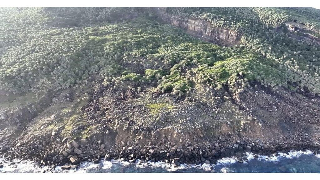 [社会] 尖閣・魚釣島北側も食害による斜面崩落…外来ヤギ十数頭確認、石垣市長「早く上陸調査を」