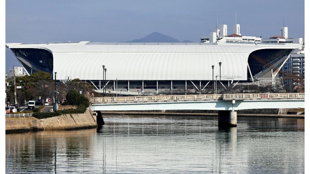 [社会] サッカースタジアムの屋根から７０キロのポールが落下、広島で女子ＷＥリーグの試合中…けが人なし