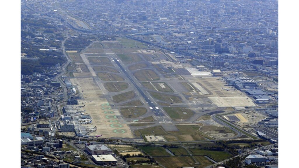 [社会] 福岡空港で日航機が滑走路手前の停止線越え、滑走始めたジェイエア機は急ブレーキし離陸中止