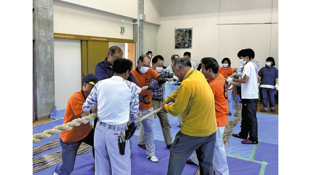 [社会] 長さ３メートル・重さ１００キロの大わらじ作り…３０人が「せえの、よいしょ」