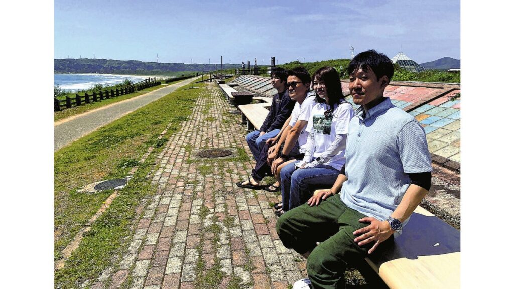 [社会] ギネス掲載されたこともある４６０・９ｍの「世界一長いベンチ」、能登ヒバ使い改修