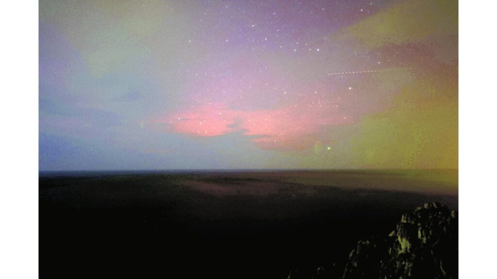 [ニュース] 夜空赤く包むオーロラ撮影に成功…投稿写真に「いいね」１万５０００件