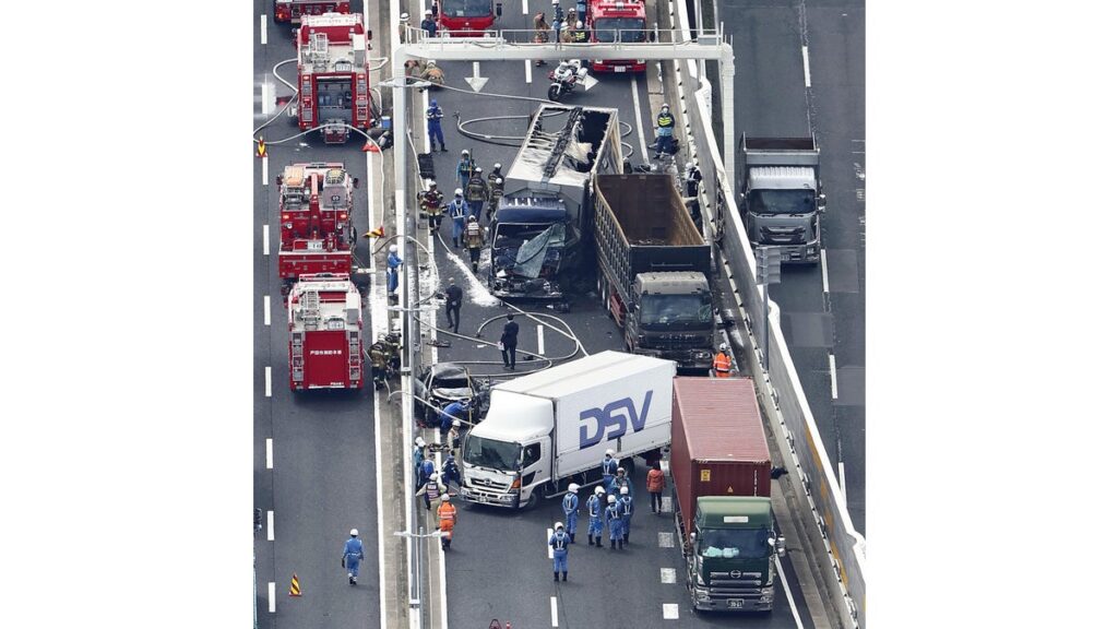 [社会] 首都高３人死亡事故、現行犯逮捕のトラック運転手の男「ぶつかった時に意識なかった」