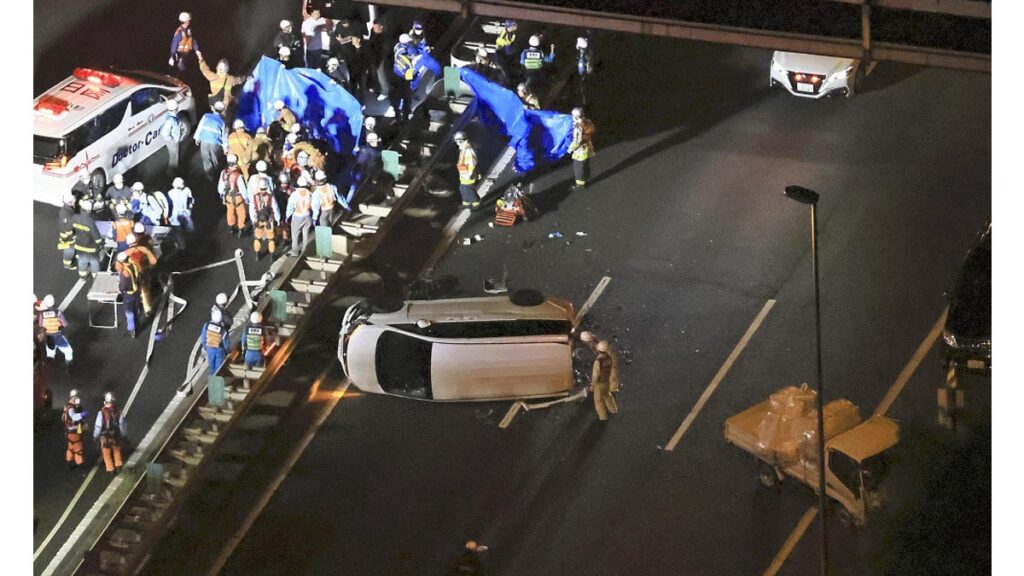 [社会] 首都高速湾岸線でトラックやワゴン車などの事故、１人死亡・２人けが