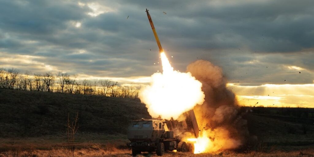 ウクライナ当局者は、近くに集結する敵軍には何もできないとして、米国製兵器によるロシア国内の標的への攻撃にゴーサインを出すことを望んでいる：報道