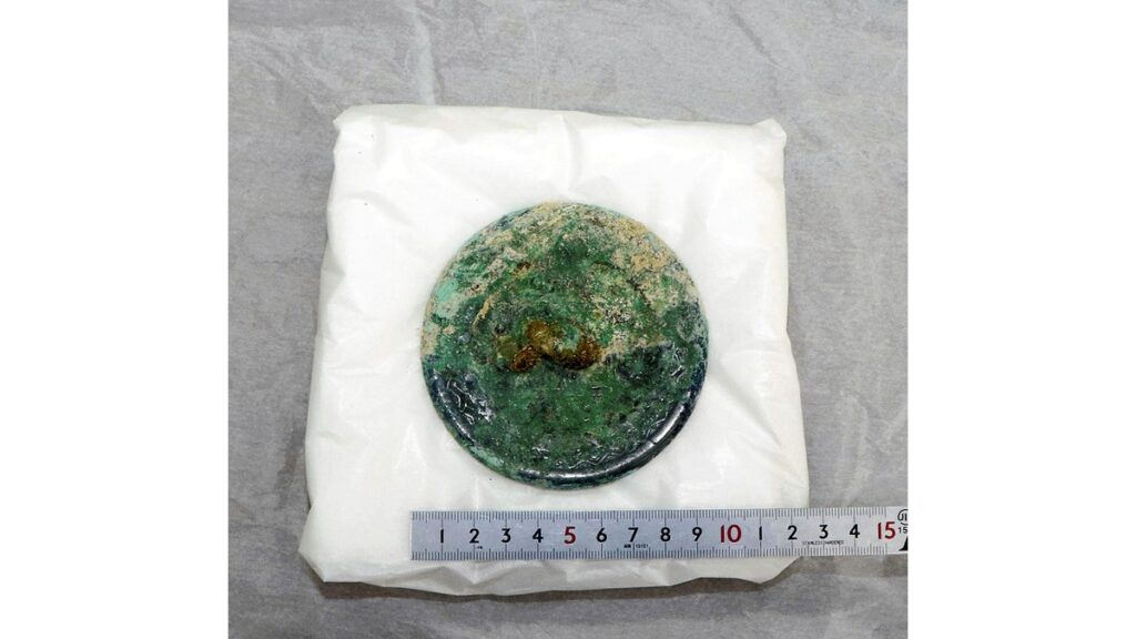 [ニュース] ４～５世紀とみられる青銅製の鏡、ほぼ完全な形で出土…福岡県の妙法寺古墳「有力者の系譜追える」