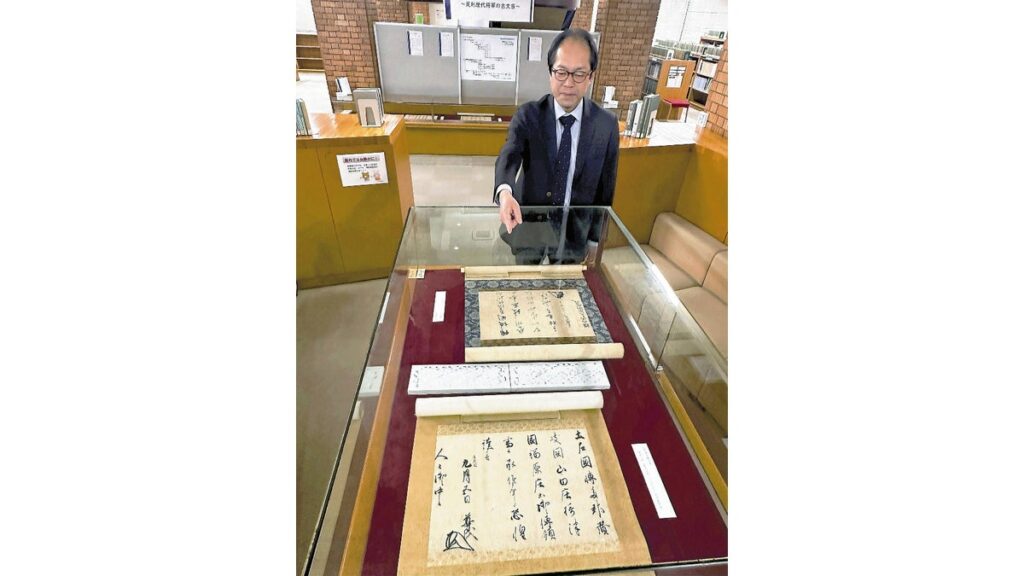 [#kyoto] あやふやな立場と力強い花押、尊氏らの古文書でたどる足利将軍の権力掌握の過程…京都橘大で特別展