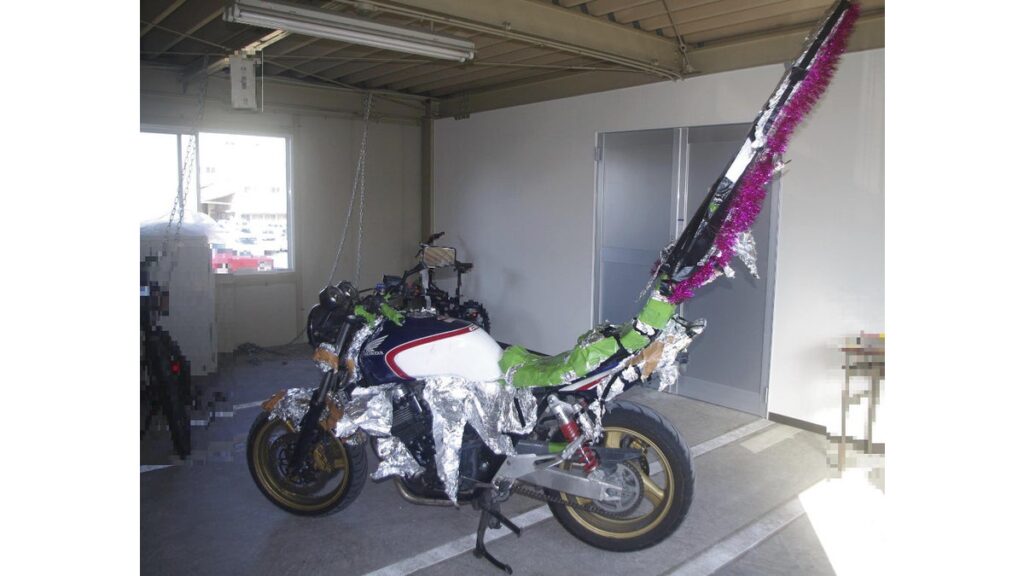 [ニュース] 「アルミホイル」貼った改造バイクで集団暴走、赤信号で交差点進入…熊本県警が少年８人を容疑で逮捕