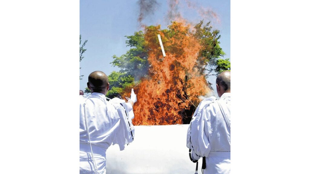 [ニュース] 炎に護摩木 復興・平和祈り