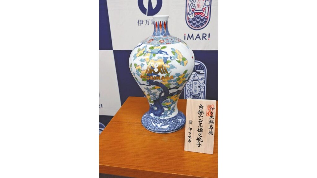 [経済] 伝統美の中に「金のエンゼル」、佐賀・伊万里市が森永製菓に鍋島焼瓶子…新社屋への市産木材使用に感謝