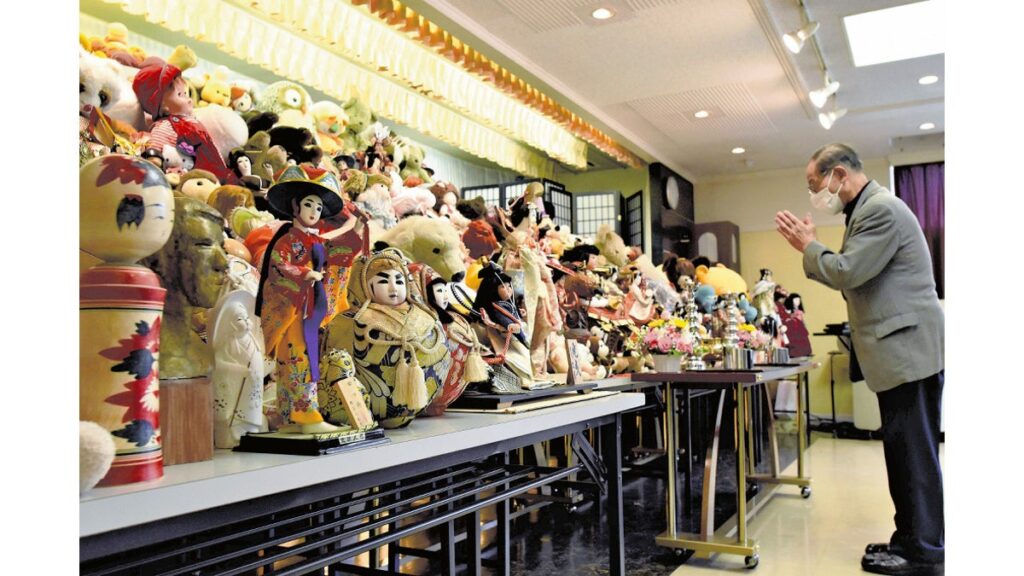 [ニュース] 青森の斎場で人形供養祭 ３５００体感謝で見送る