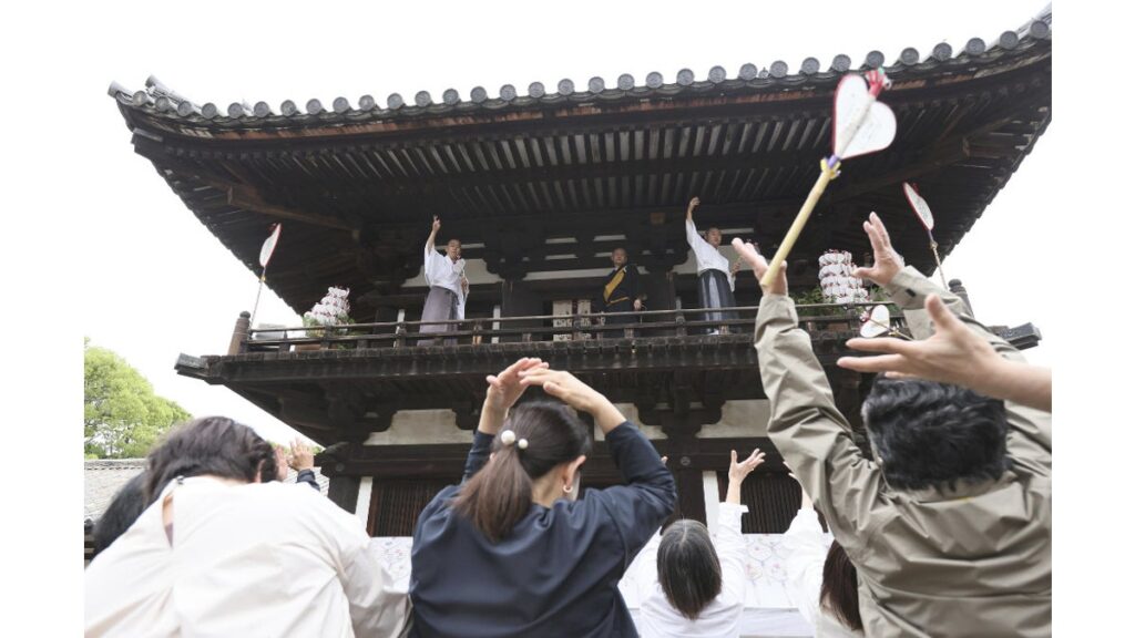 [ニュース] 奈良・唐招提寺で「うちわまき」…２００人の参拝者が歓声を上げて手を伸ばす
