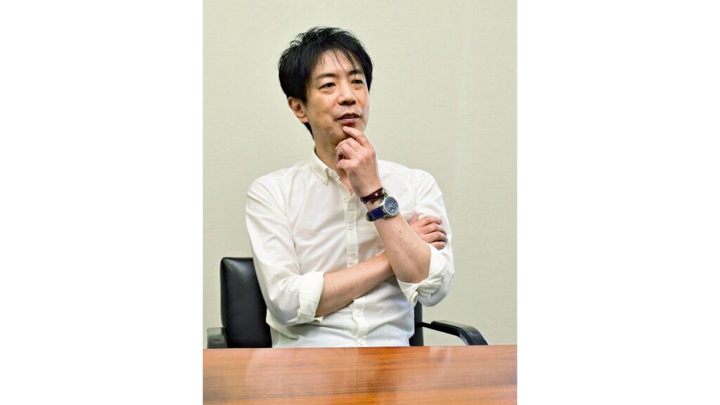 [本のインタビュー] 幻想の雲が薄皮のように小説を覆う……諏訪哲史さん、耽美を極めた７年ぶりの新刊『昏色の都』