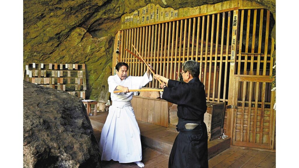[ニュース] 宮本武蔵の「二天一流」、五輪書を著したとされる洞穴前で奉納…熊本市で命日に演武