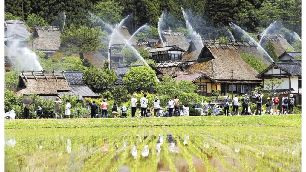 [ニュース] かやぶき屋根守る水のアーチ…京都・美山