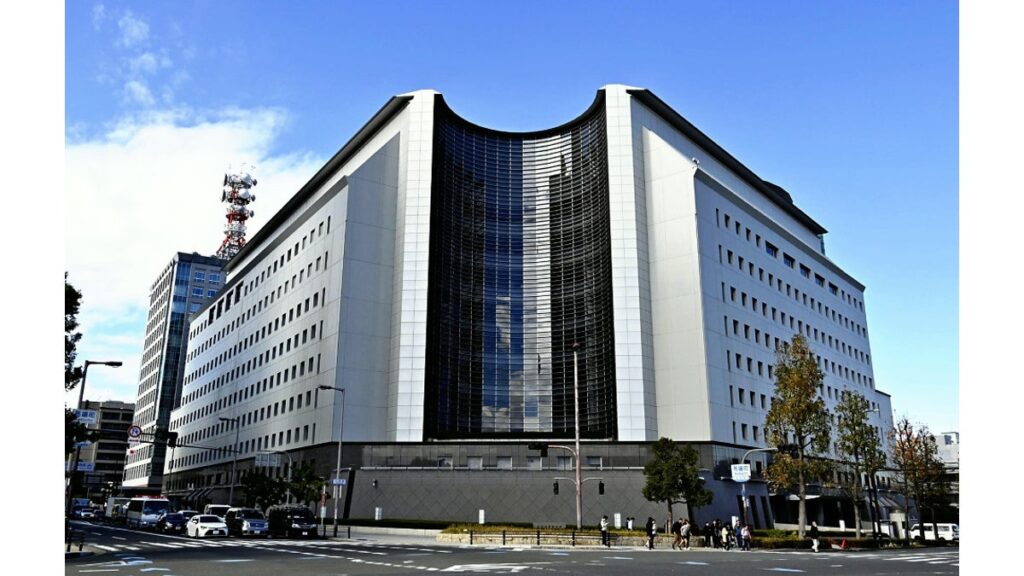 [社会] 大阪府警の覆面パトカーが衝突、バイクの男性死亡…信号無視の車追跡中に交差点進入