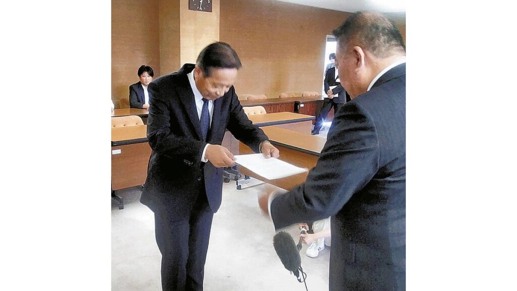 [ニュース] 墜落ヘリ同型機記念切手「値打ちある」発言、鹿屋市長が議会での謝罪や処分検討する意向