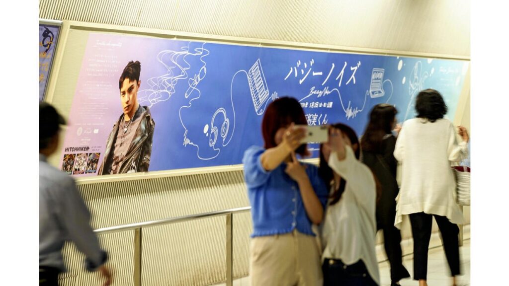 [社会] ファンが駅にアイドルの「応援広告」、新たな「推し活」のカタチ…「推し電車」を走らせることも