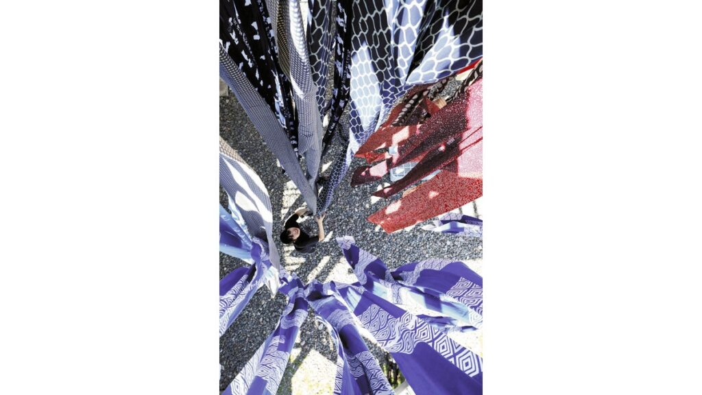 [ニュース] カラフル「手拭い」ゆらゆらと…熊本市の工場、職人が２０ｍの布を染め上げ天日干し