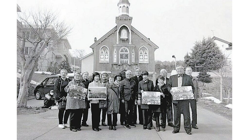 [社会] 幼稚園の同期生、卒園後７４年ぶり集結、小樽の教会で撮影した「時の流れ」…横浜で写真展「こんなことが実現するなんて」