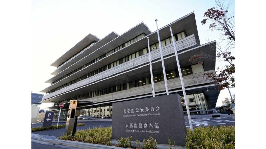 [社会] 京都市中京区の交差点で車６台が絡む事故、男性６人負傷