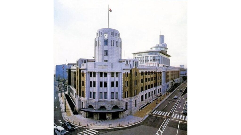 [社会] 神戸税関職員、「警察官不在で腹が立った」と交番の引き戸を蹴り壊した疑いで逮捕