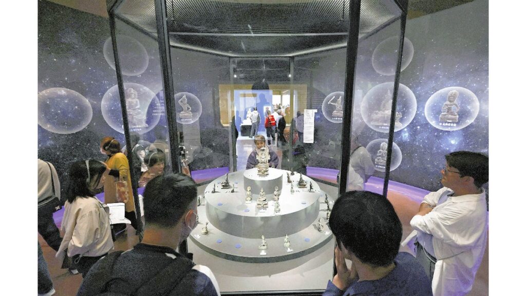 [伝統文化] 仏像修理技術をインドネシアに伝授…奈良の専門家、「空海展」への空輸に収蔵品を補強