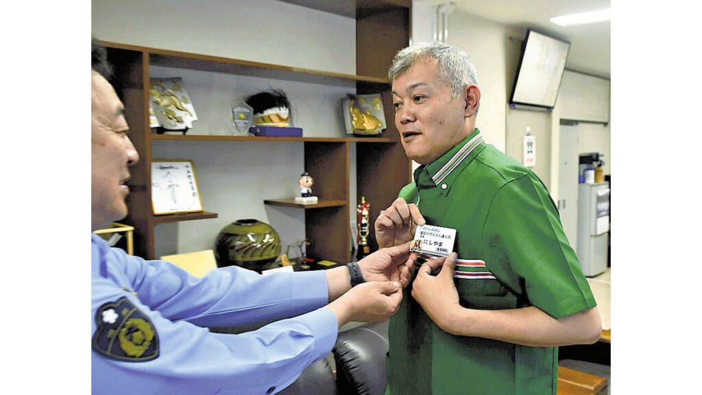 [ニュース] 電子マネー購入しようとした客に声かけ詐欺防ぐ…店長は「ニセ電話気づかせマイスター」