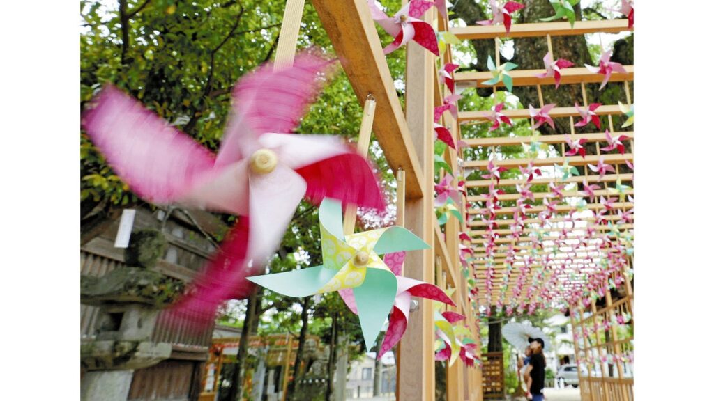 [ニュース] 回廊でカラカラ回る風車、色と音で心地よく…福岡県那珂川市の現人神社