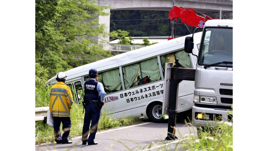 [社会] マイクロバスがガードレール突き破り河川敷に転落…遠征中の野球部員ら１３人搬送