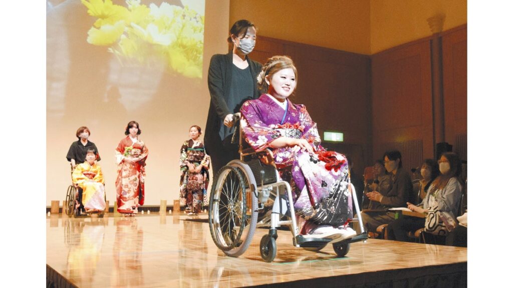 [ニュース] 車いすおしゃれ輝くランウェー…「パラコレ」の輪、広がる