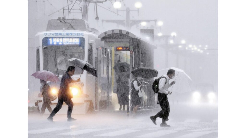 [ニュース] 九州南部など７県「線状降水帯」発生の恐れ…鹿児島県・宮崎県で５５人避難、交通機関に乱れも