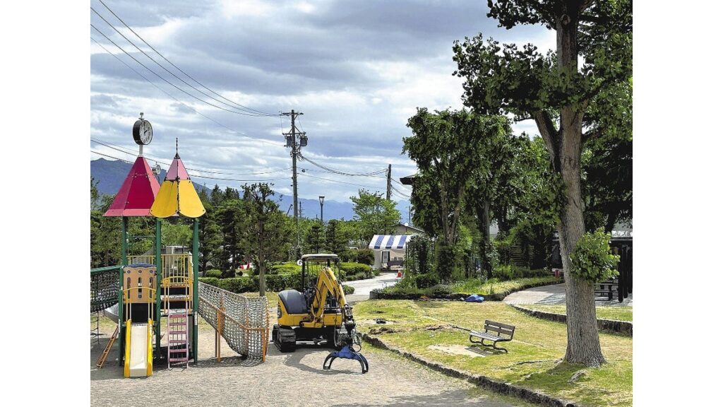 [社会] 高さ１０メートルのポプラが根元付近から倒れ女児けが、ベンチ１基を破壊…市は樹木の緊急点検