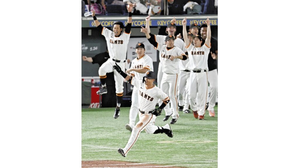 [プロ野球] 最長４時間２９分の死闘に終止符を打った巨人・吉川尚輝の一振り、「本当に遠い１点だった」と阿部監督