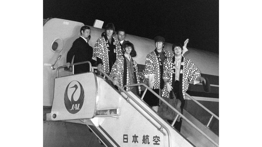 [社会] ジョン・レノンさんのギター、４億５０００万円で落札…アルバム「ヘルプ！」収録時に使用