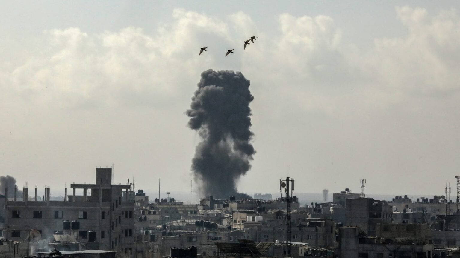 イスラエル軍の「殺害リスト」は人工知能が生成したものだった すべてを変えた「人工知能による自動化」